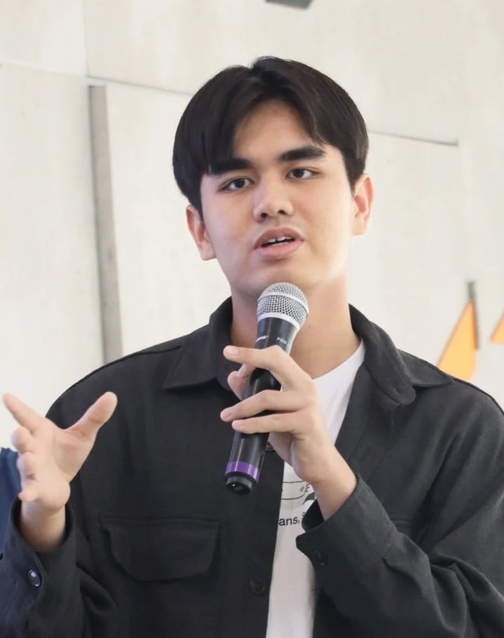 Phasit Thanitkul speaking on stage